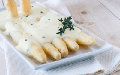 Espárragos blancos gratinados con bechamel de queso azul
