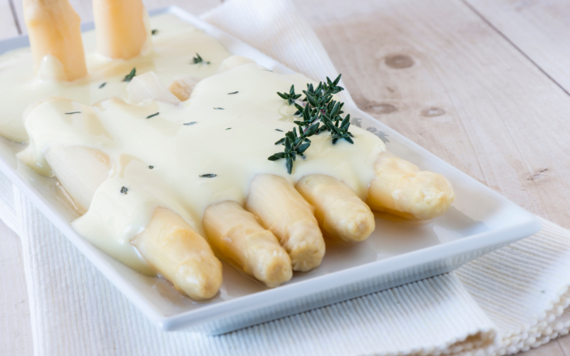 Espárragos blancos gratinados con bechamel de queso azul