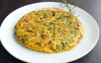 Tortilla de alcachofas y cebolla caramelizada