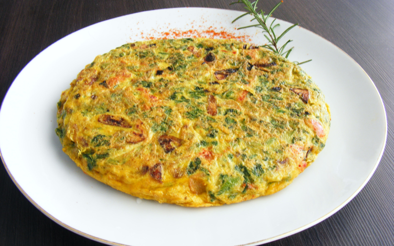 Tortilla de alcachofas y cebolla caramelizada