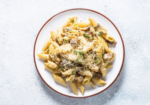 Pasta primavera con espárragos y champiñones